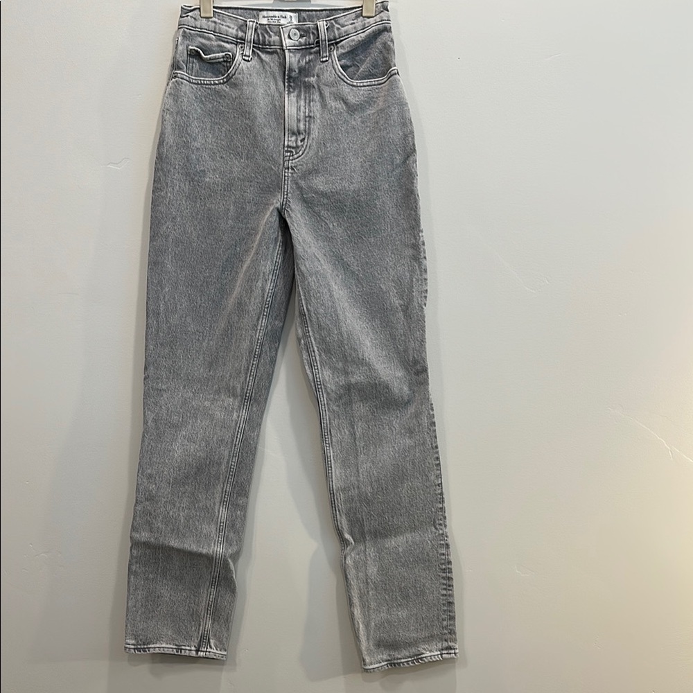 Abercrombie Gray 90s Straight High-Waisted Jeans. Size 26L.